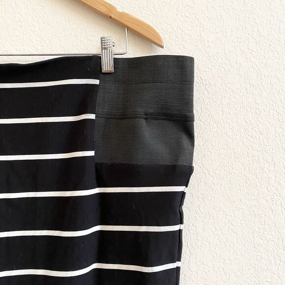 TORRID Black and White Stripe Pull On Pencil Skirt Size 4X Contemporary Stretch - Picture 3 of 11